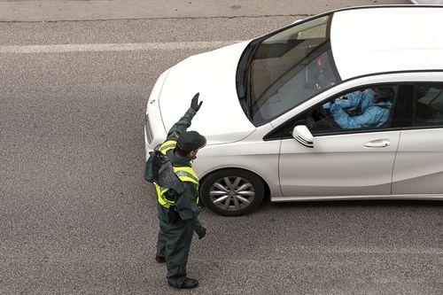Atención: la DGT te puede multar si luces la bandera de España en tu coche