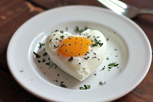 Huevo con forma de corazón hecho al microondas. Codigo2 Studios