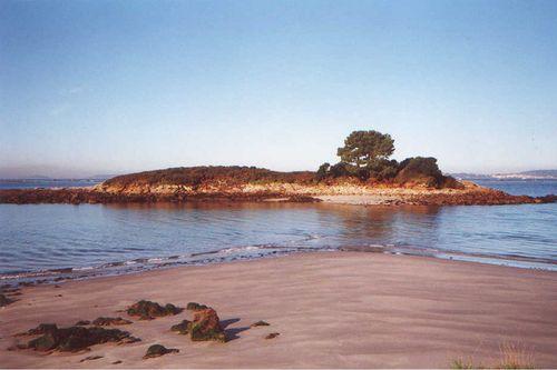Playa Santo do Mar: un paraíso oculto en Galicia al que se puede llegar caminando por el mar