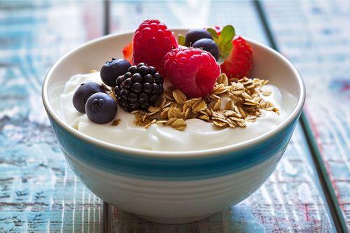 ¿Es bueno y se puede cenar solo fruta o yogur? Esto dicen las expertos nutricionistas