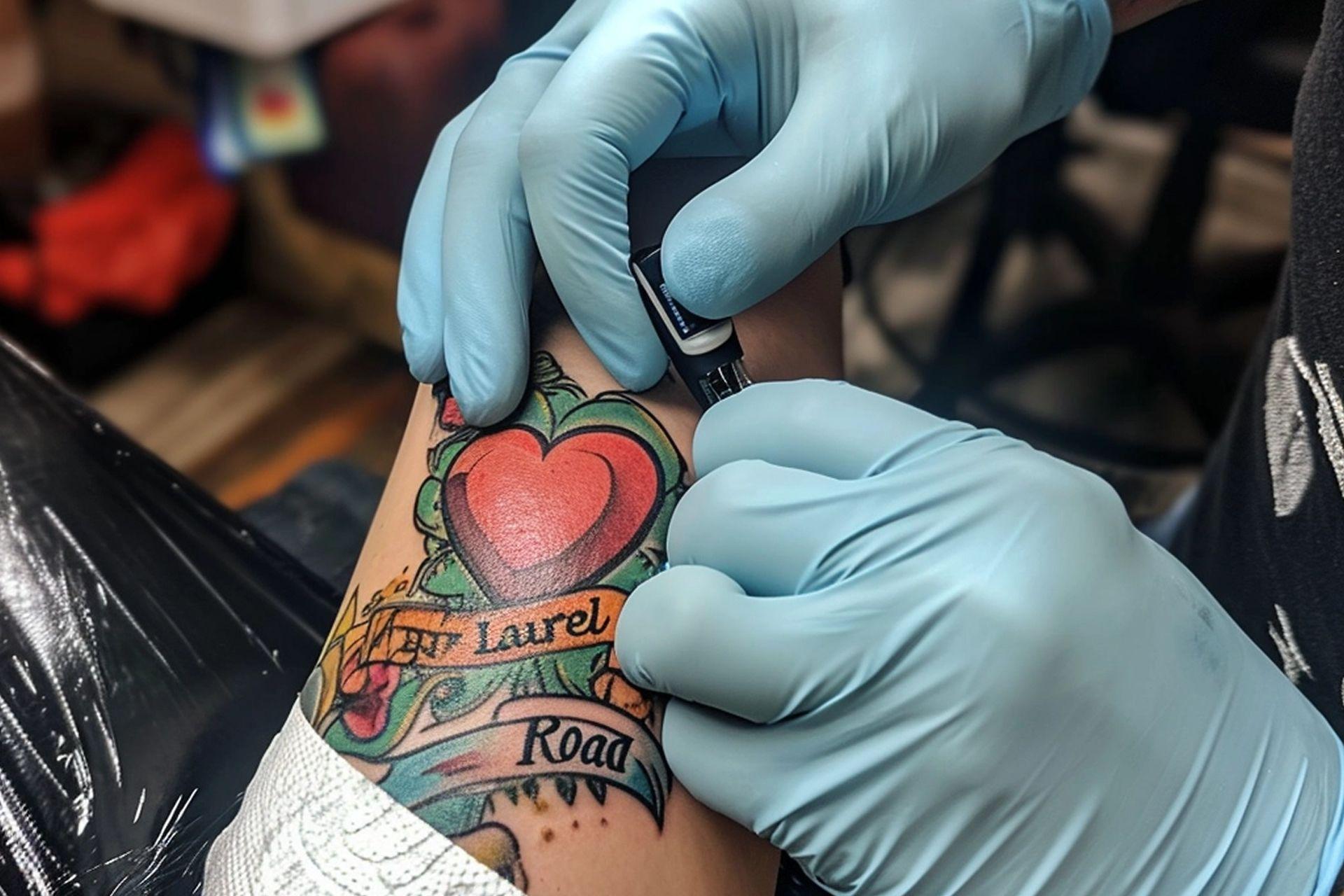 Tatuador realizando un tatuaje. Codigo2 Studios.