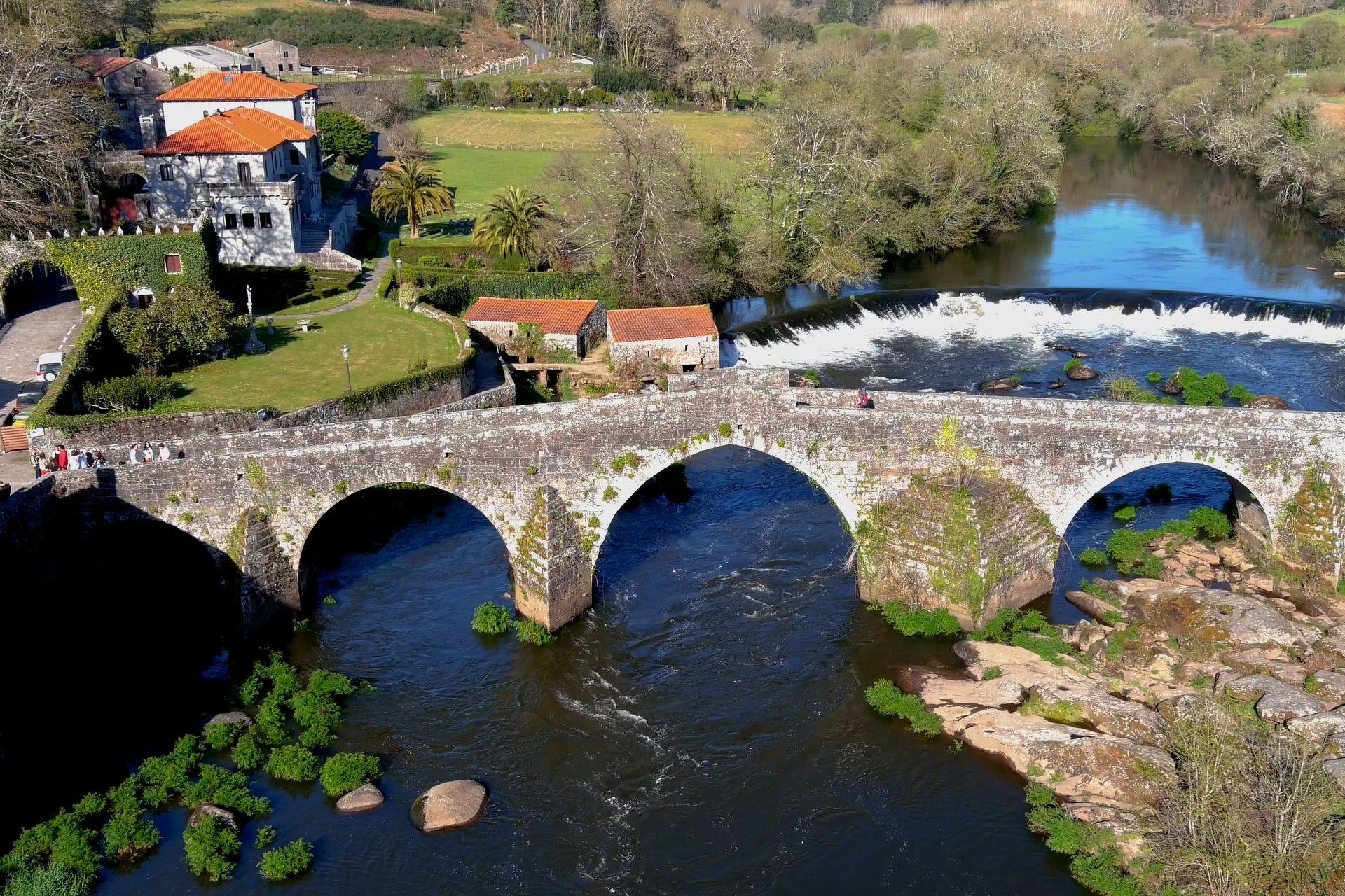 Vista del puente sobre el rio en Ponte Maceira.