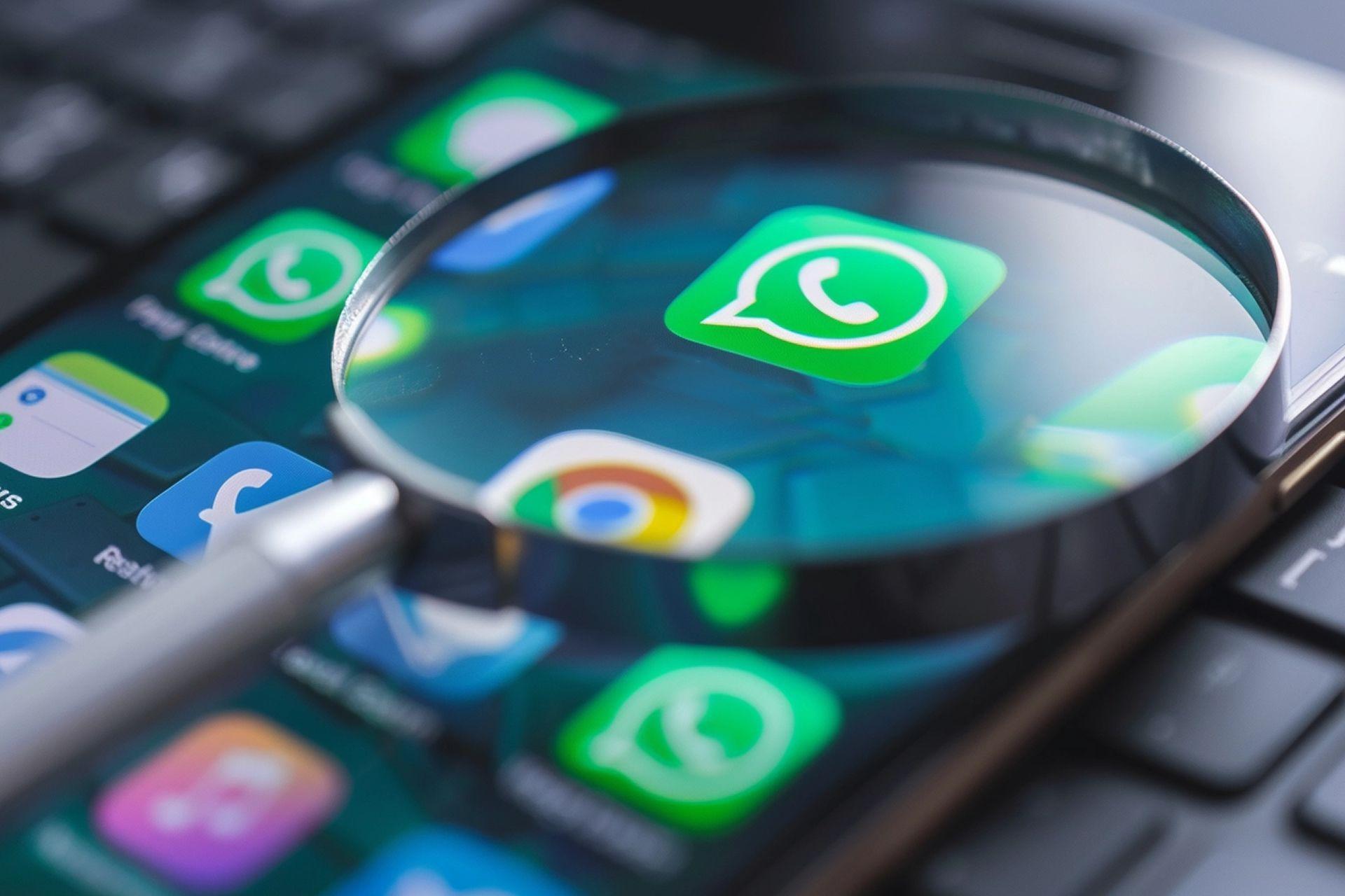 Logo de Whatsapp en teléfono móvil. Codigo2 Studios