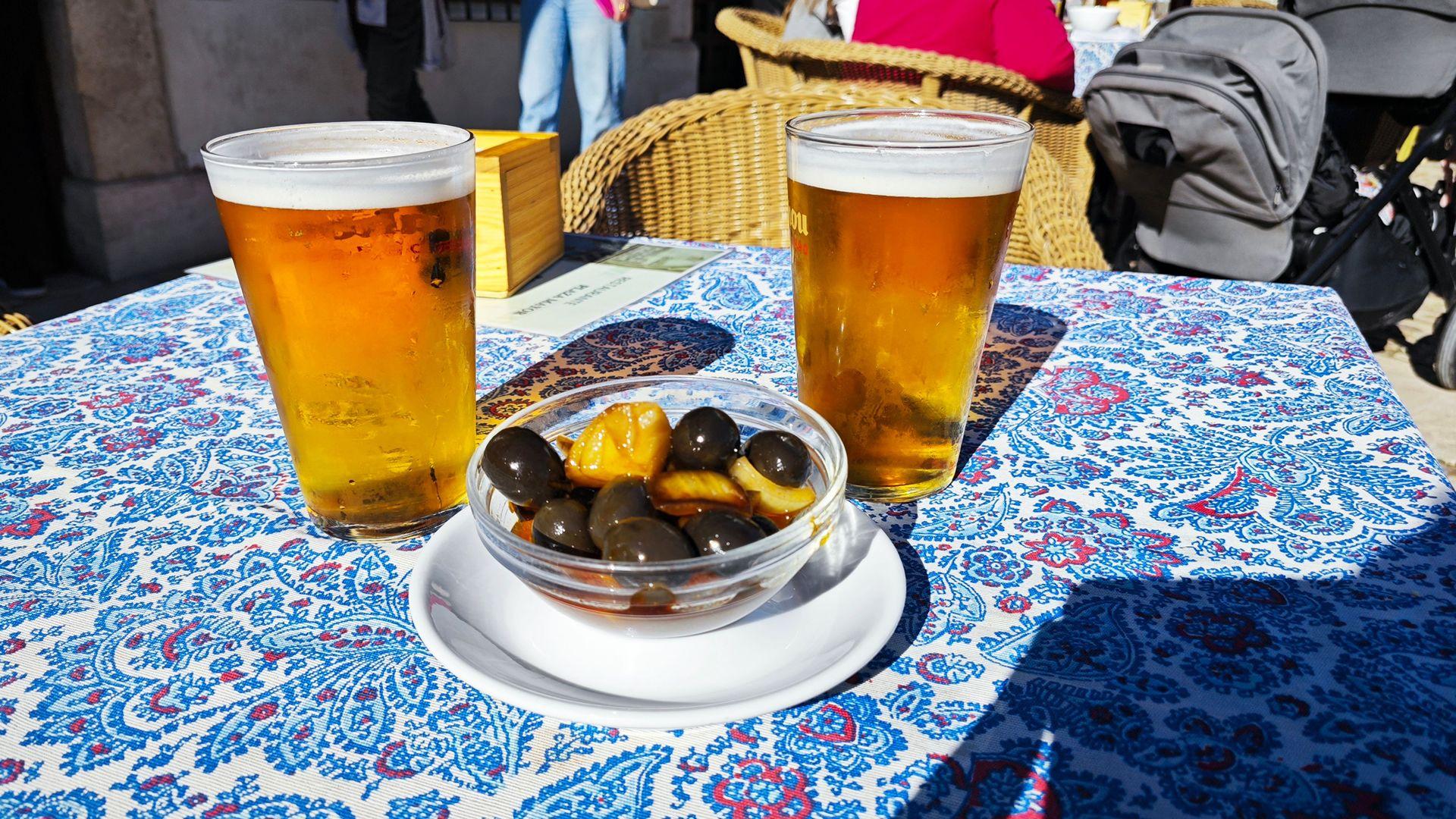 Cervezas con apertitivo. Codigo2 Studios