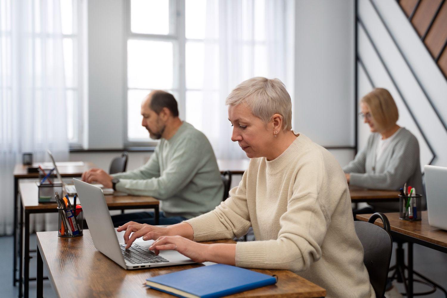 Clase de capacitación informática para alumnos de más de 52 años. Imagen de dschap en Pixabay