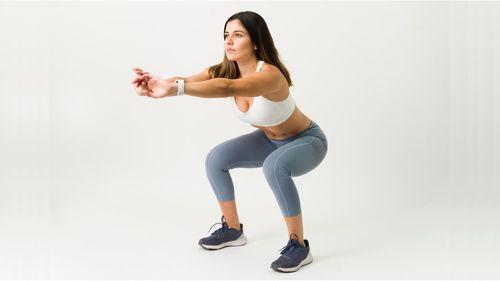 Ejercicios en casa: sentadillas bala de cañón, el entrenamiento perfecto para trabajar cuádriceps, glúteos y core