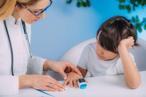 ¿Cuál es el valor normal de saturación de oxígeno en sangre en niños?