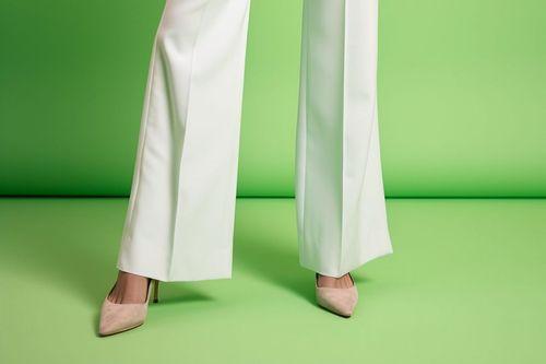 El arte de combinar zapatos de tacón con pantalones wide leg:  las mejores opciones de la mano de firmas españolas