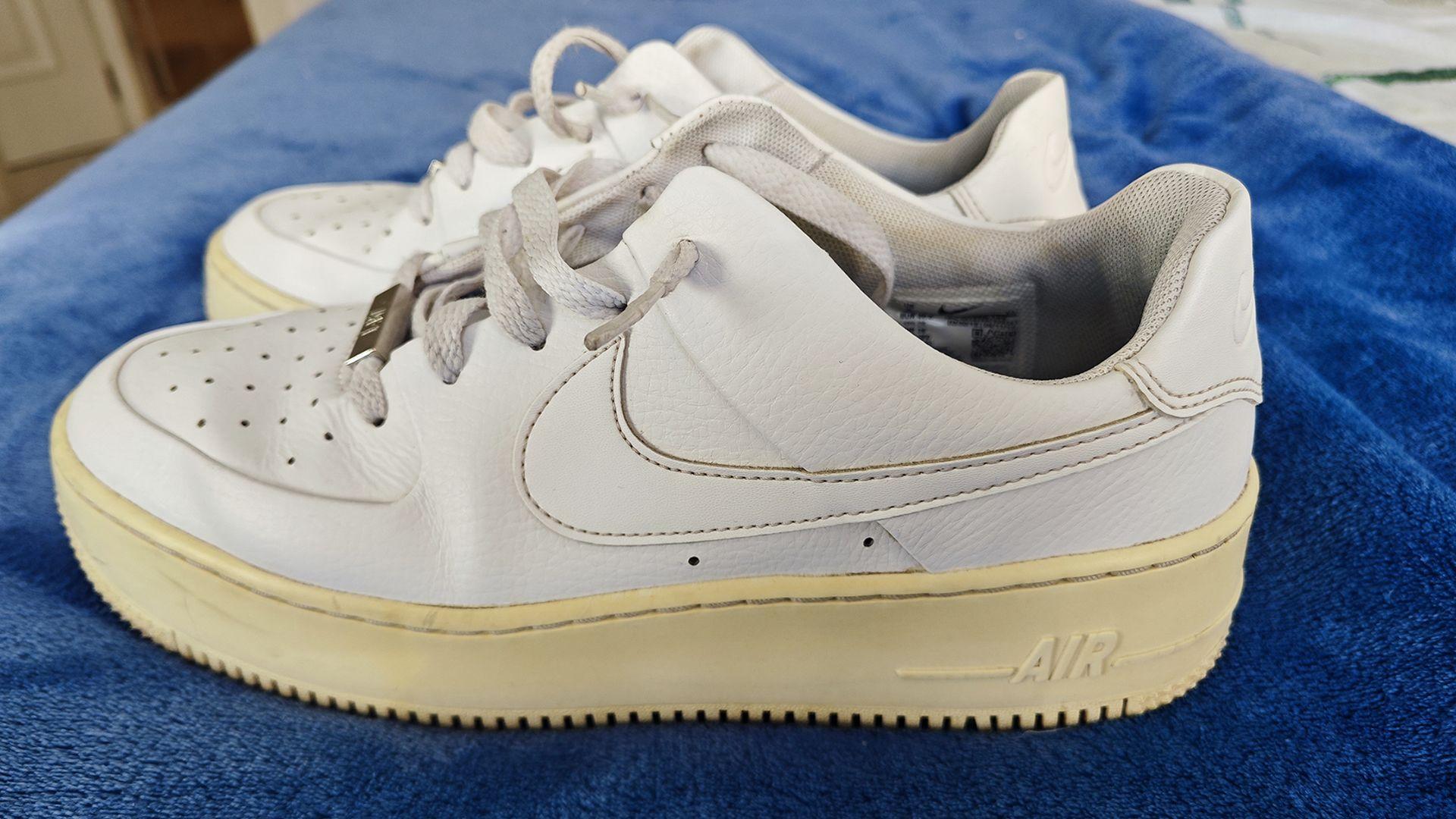 Zapatillas deportivas usadas. Codigo2 Studios